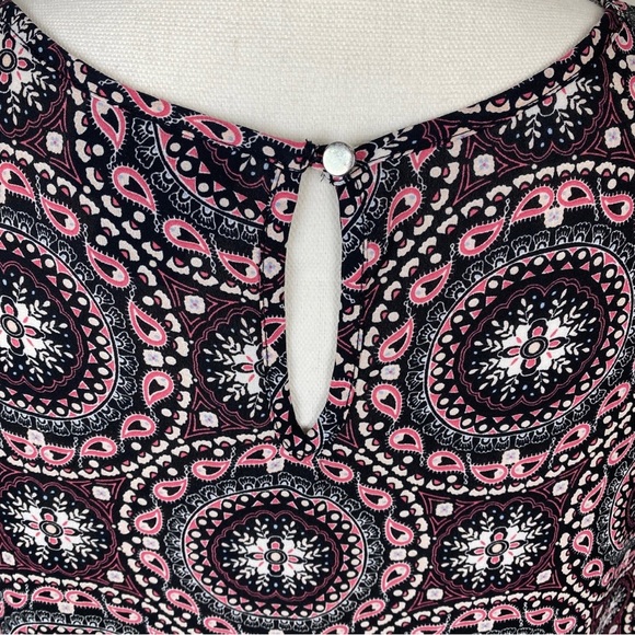 Liz Claiborne, Plus Size XXL Short Sleeve Blouse Keyhole Back  Geometric EUC - Picture 7 of 8